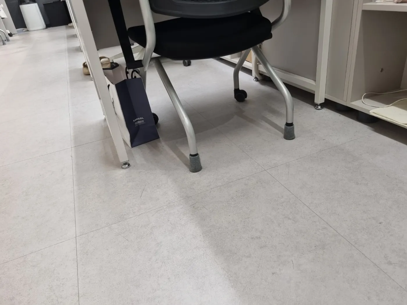 좌석 사이 바닥 — 전의면 학원청소 현장