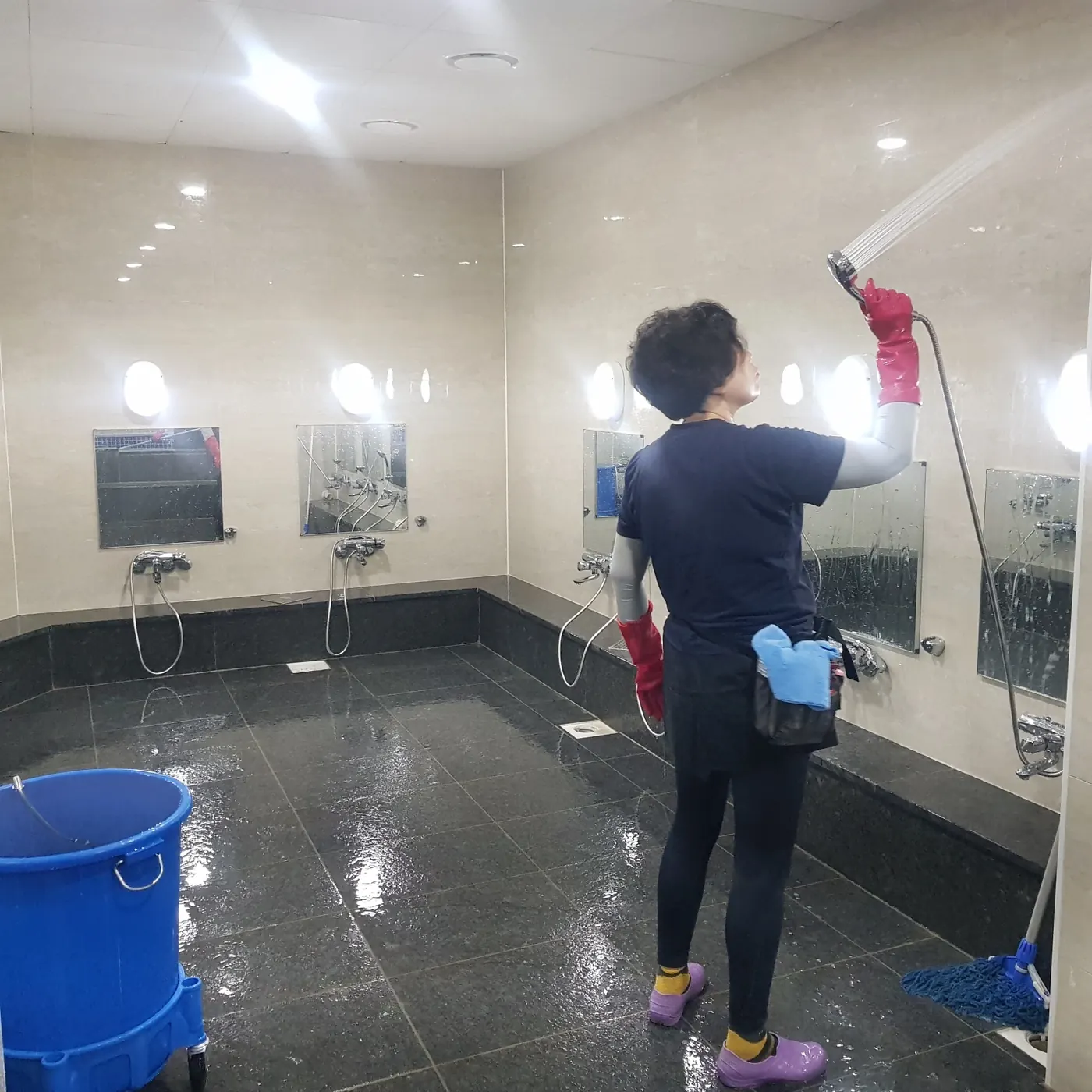 기계 세정 작업 — 새롬동 목욕탕청소 현장