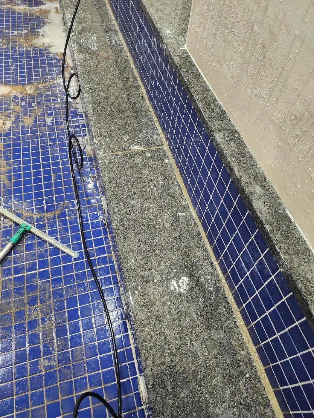 다정동 목욕탕청소 시공 현장 — 탕 내부 세정