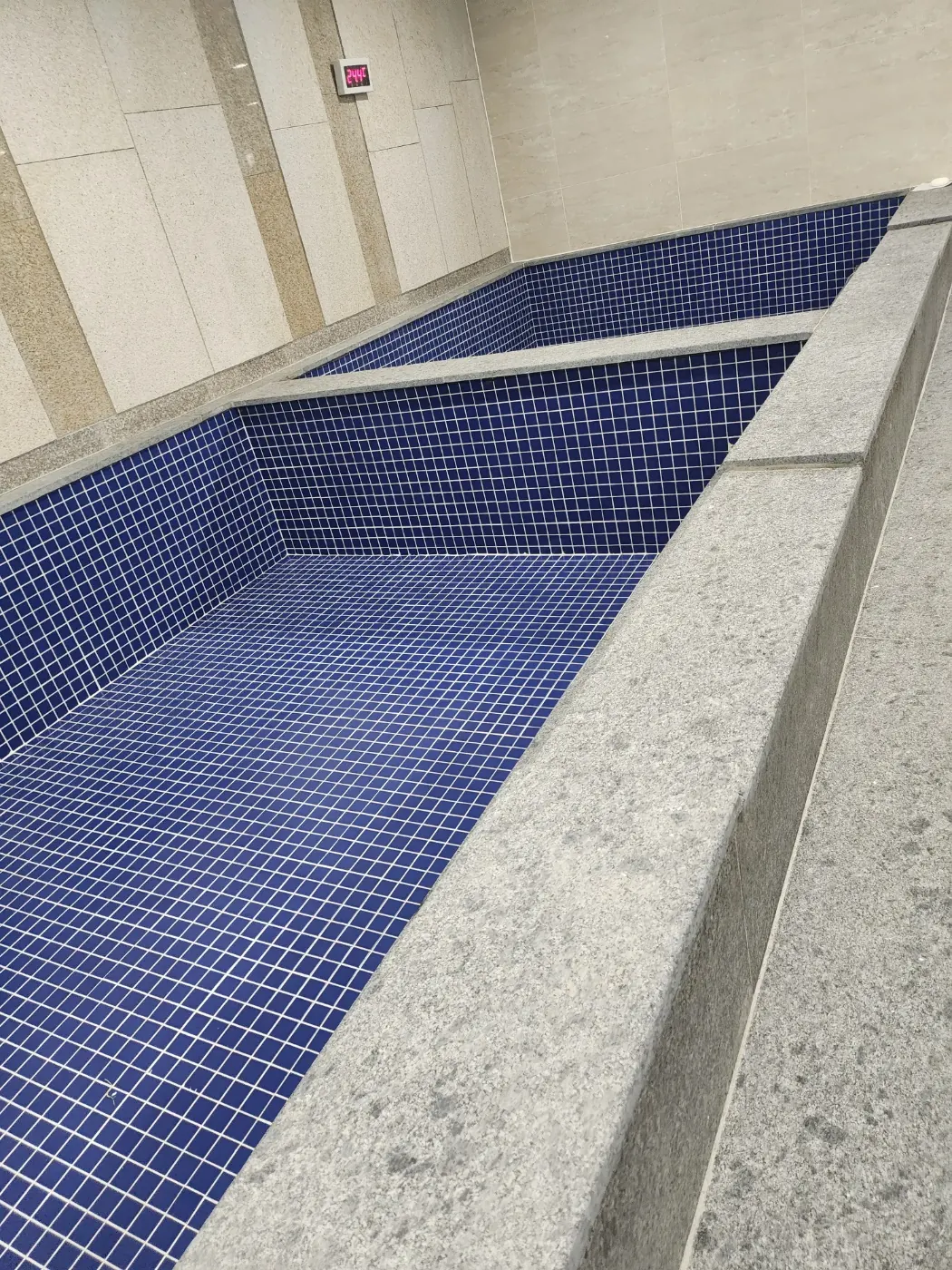 세종동 목욕탕청소 시공 현장 — 탕 내부 세정