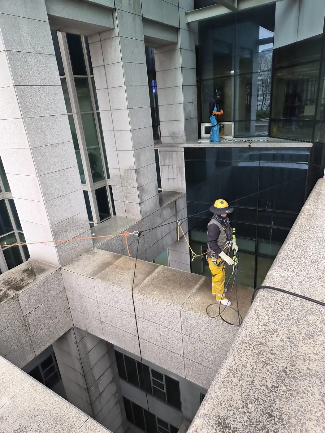 세종동 외벽청소 시공 현장 — 고압 세척