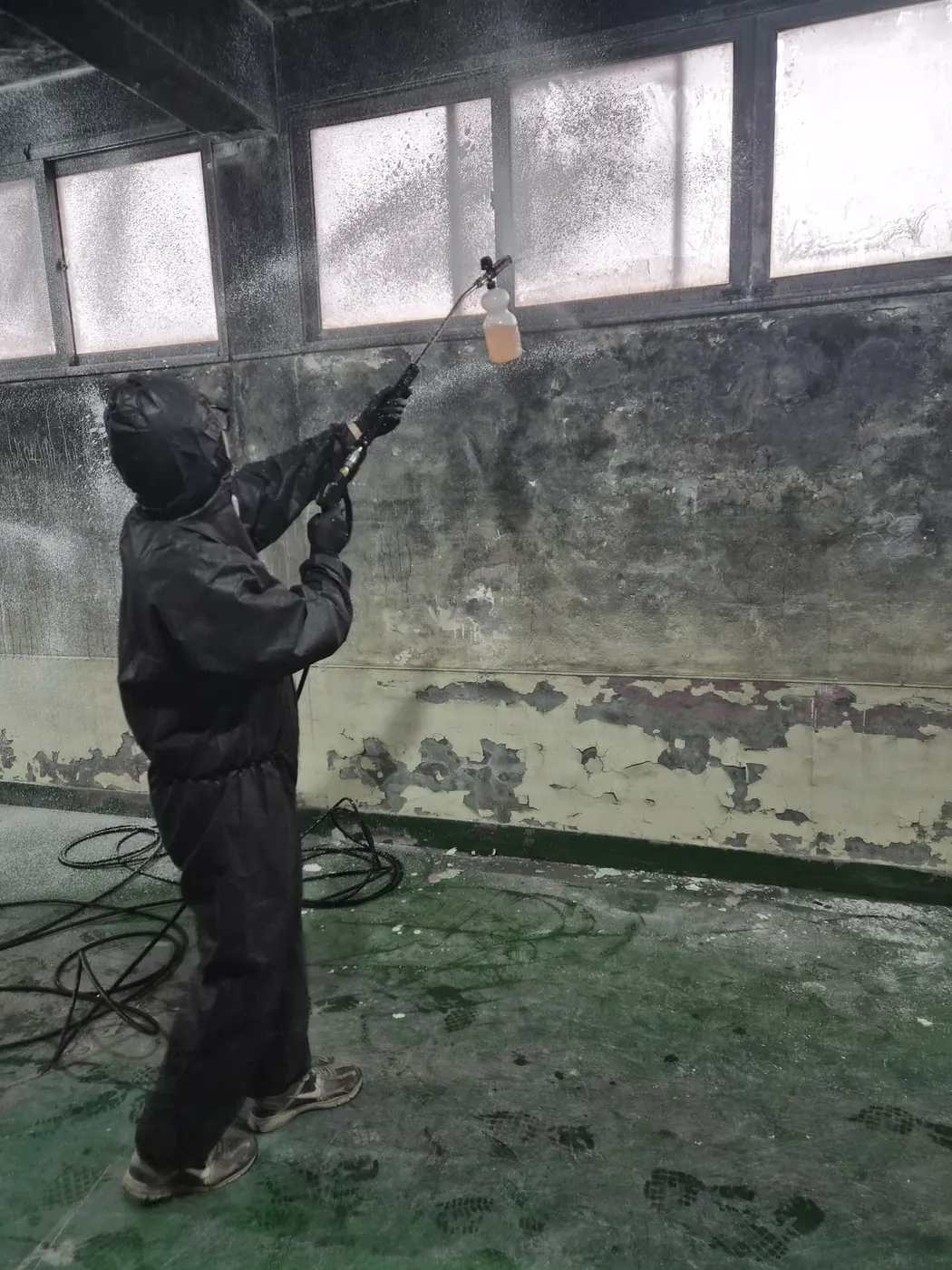 어진동 화재청소 시공 현장 — 그을음 오염 상태
