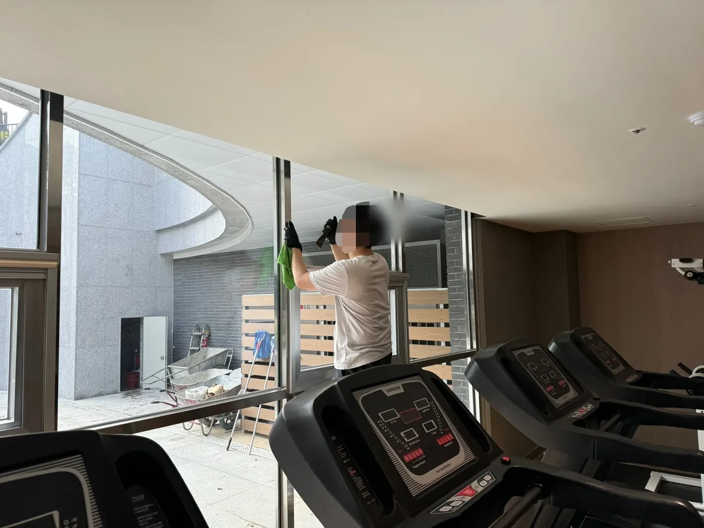 작업 진행 — 연서면 헬스장청소 현장
