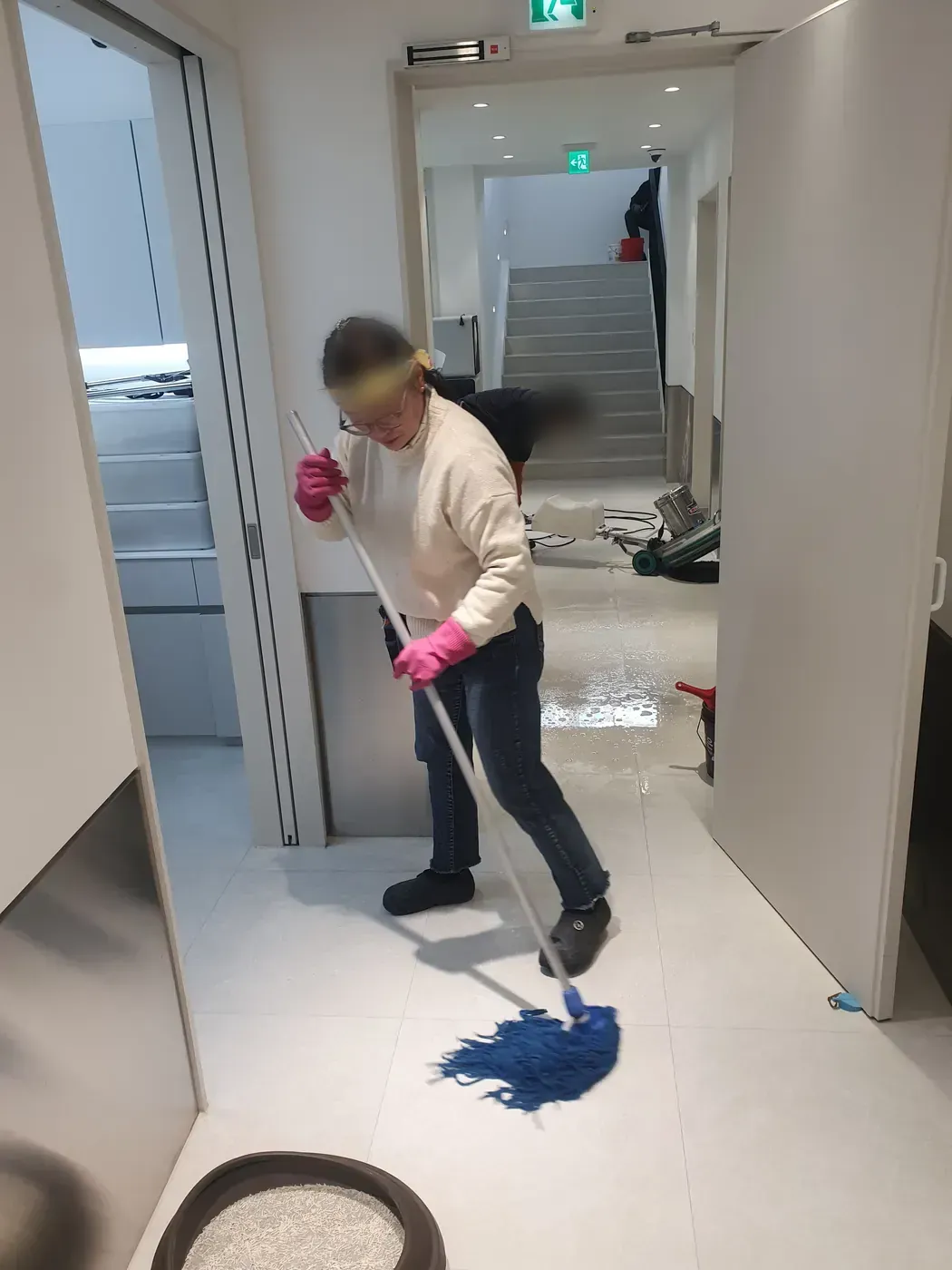 바닥 기계 세정 — 어진동 병원청소 현장