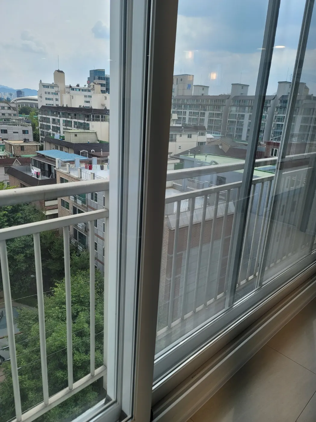 창틀 레일 청소 — 세종동 입주청소 현장