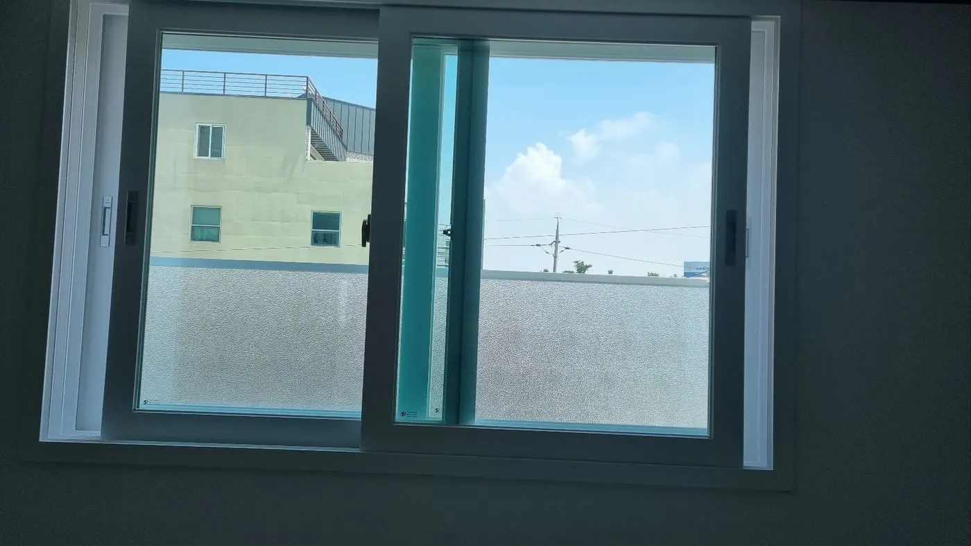 창틀 레일 청소 — 누리동 입주청소 현장