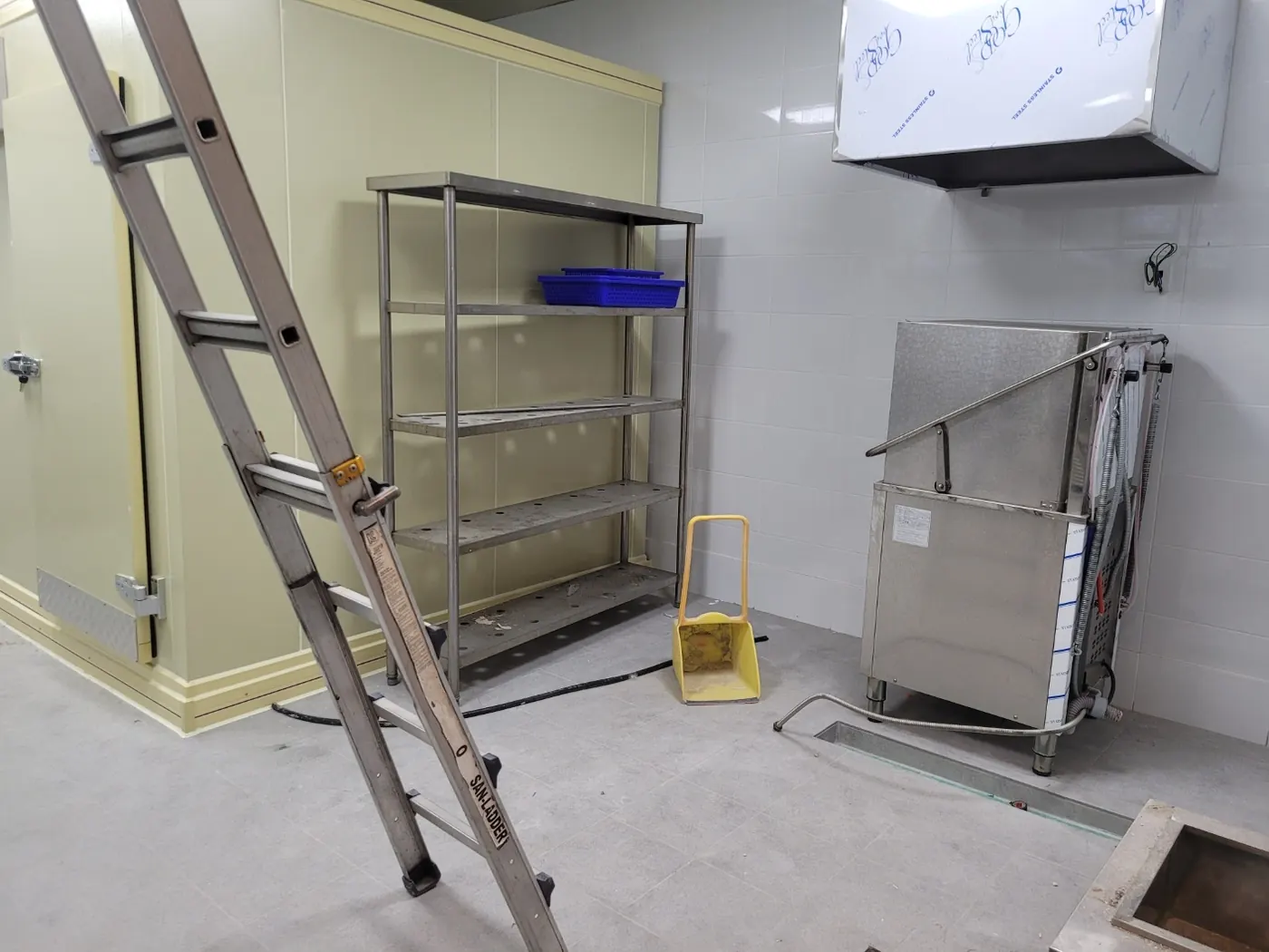 커튼월 유리 세정 — 전동면 준공청소 현장