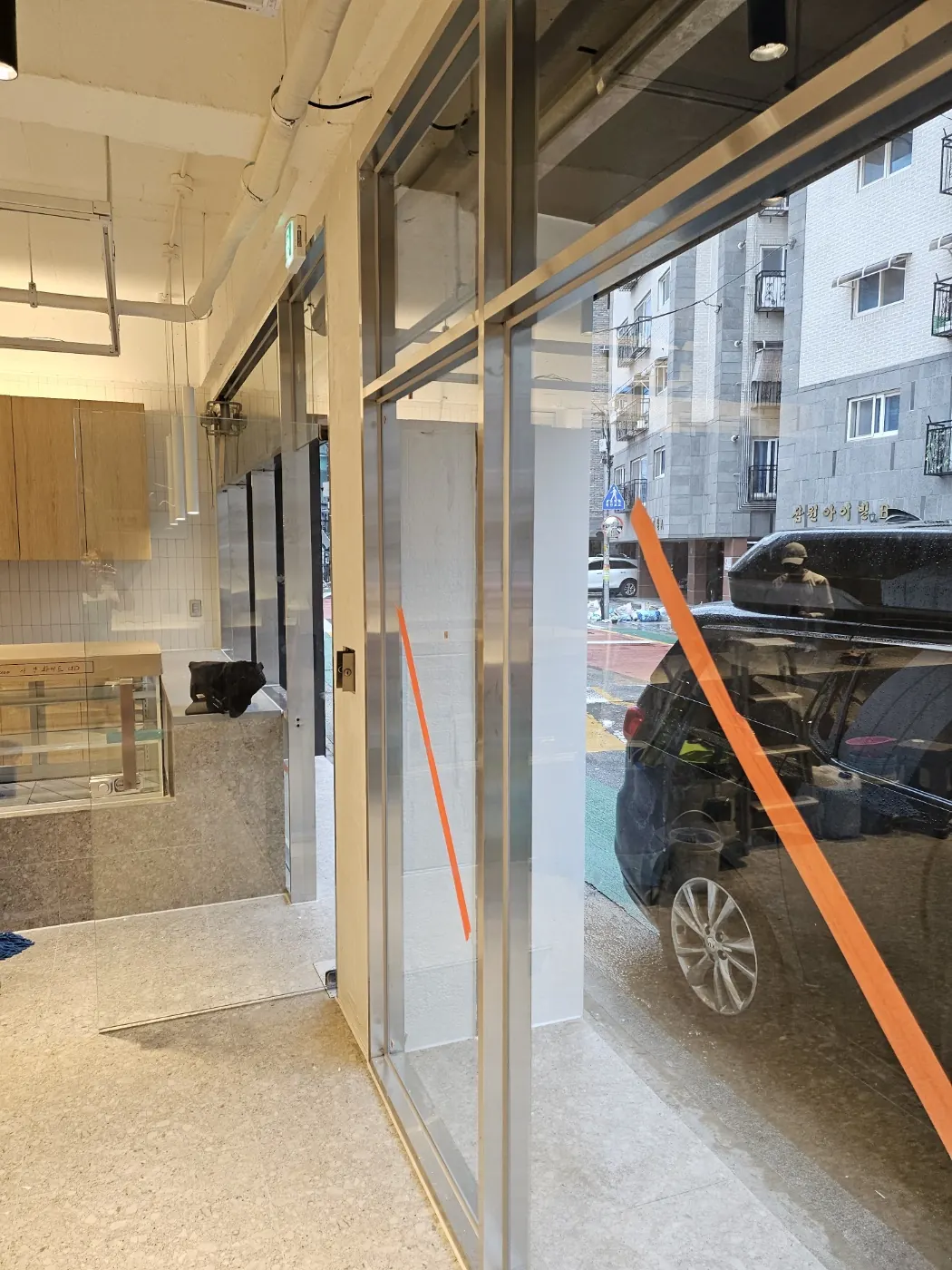 창호 마감 확인 — 다솜동 준공청소 현장