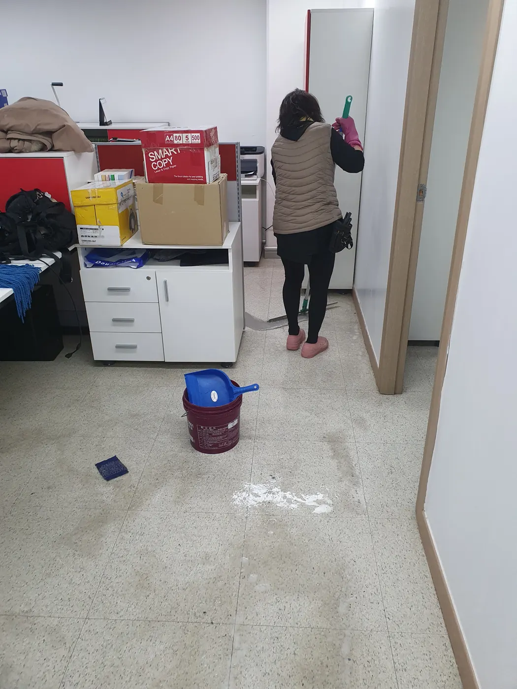 바닥 물걸레 마감 — 대평동 사무실청소 현장