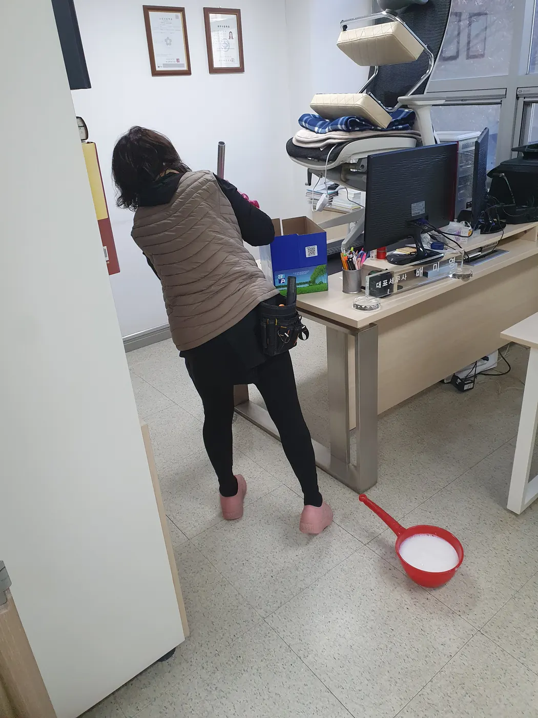 바닥 물걸레 마감 — 전동면 사무실청소 현장