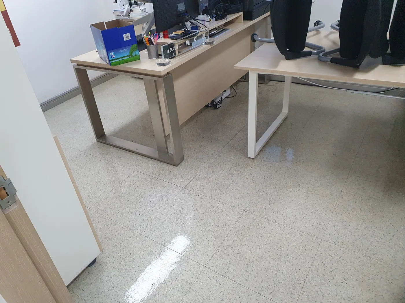 바닥 세정 진행 — 누리동 사무실청소 현장
