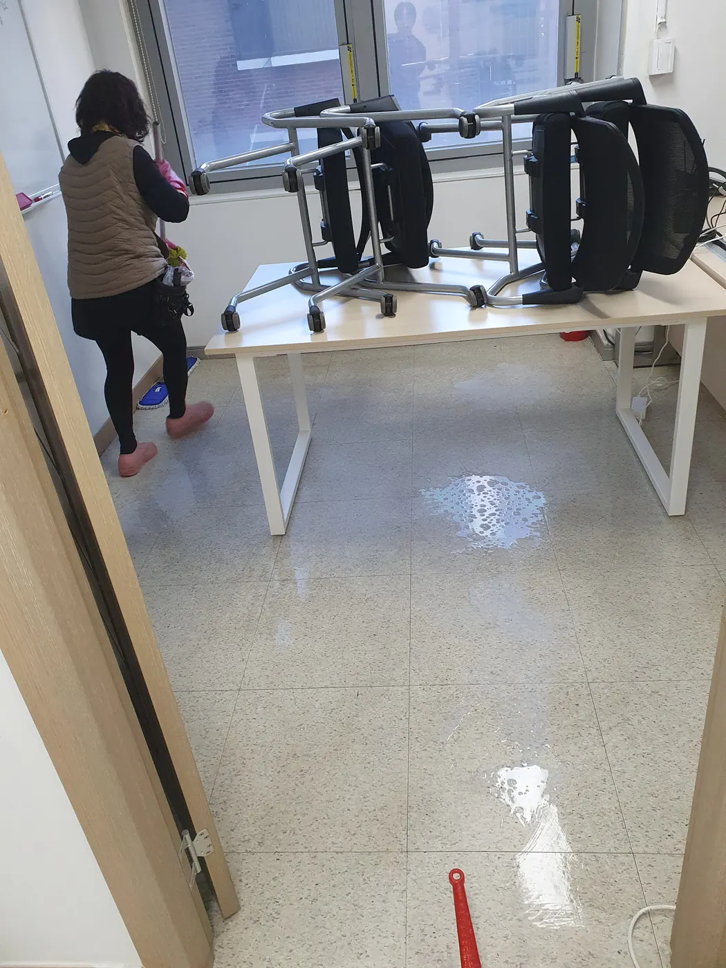 바닥 세정 진행 — 세종특별자치시 사무실청소 현장