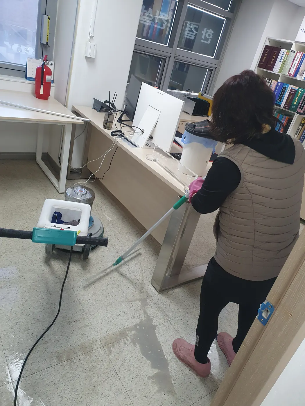 기계 세정 진행 — 고운동 사무실청소 현장