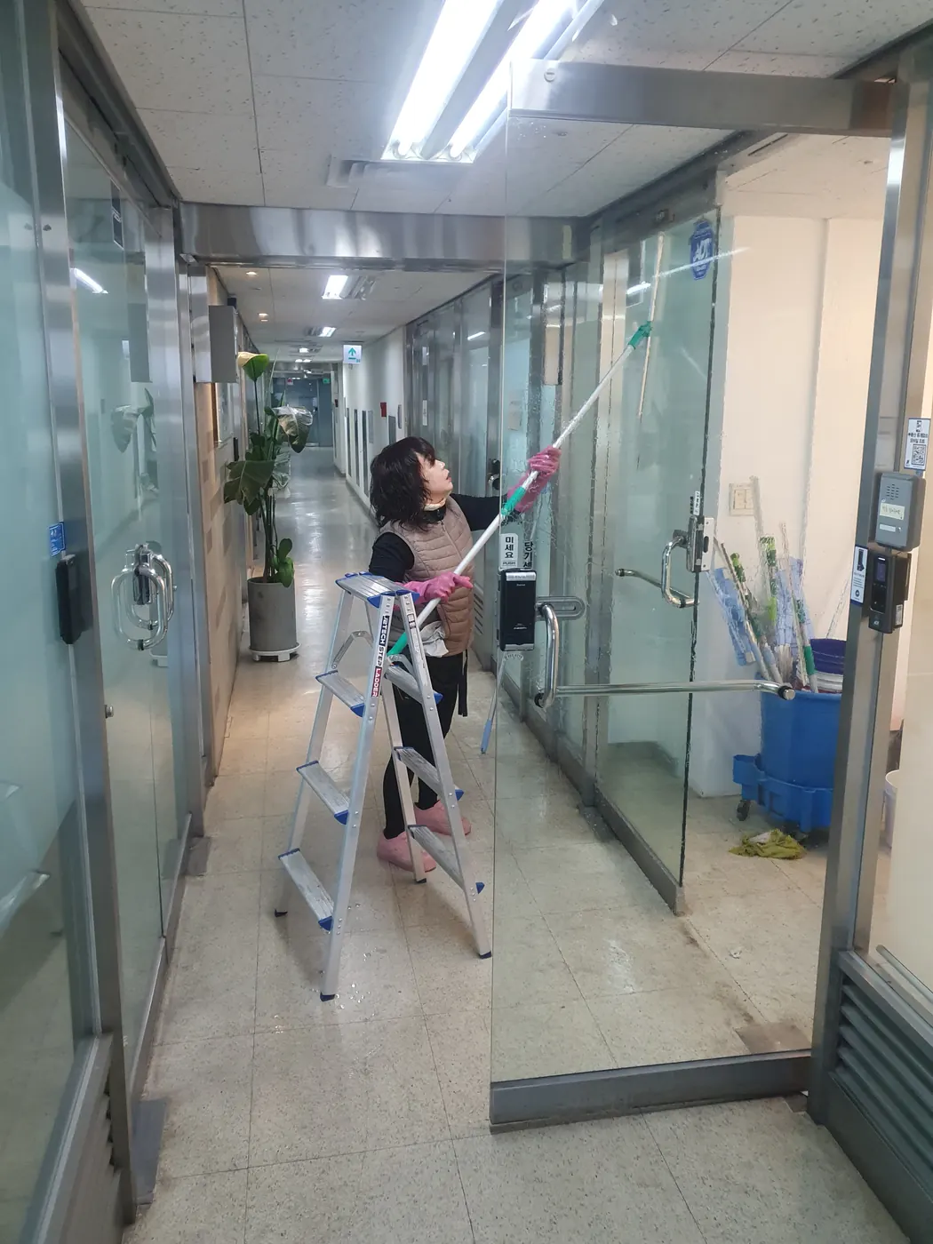 외부 유리 작업 — 용호동 사무실청소 현장