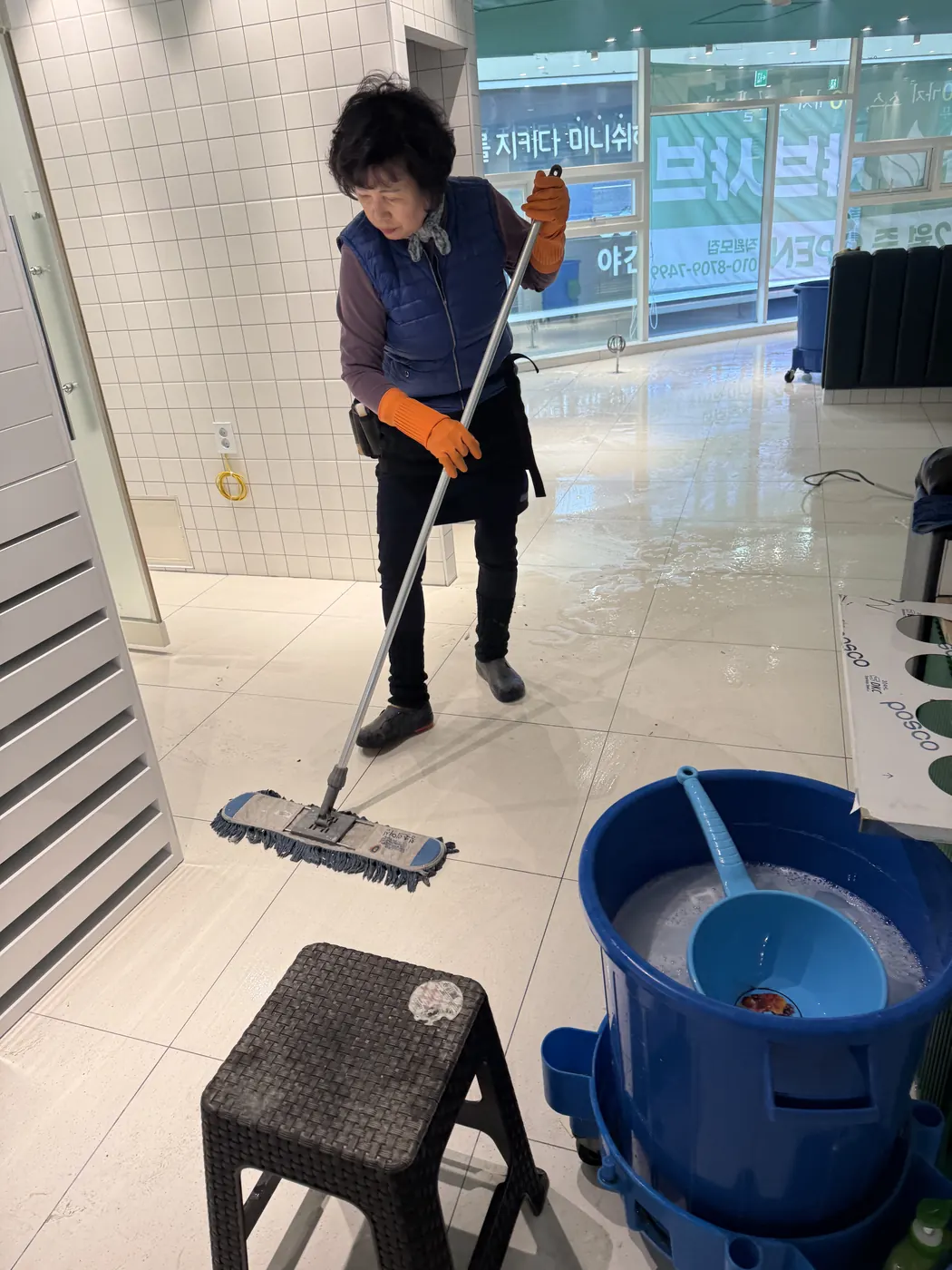 산울동 식당청소 시공 현장 — 주방 바닥 세정