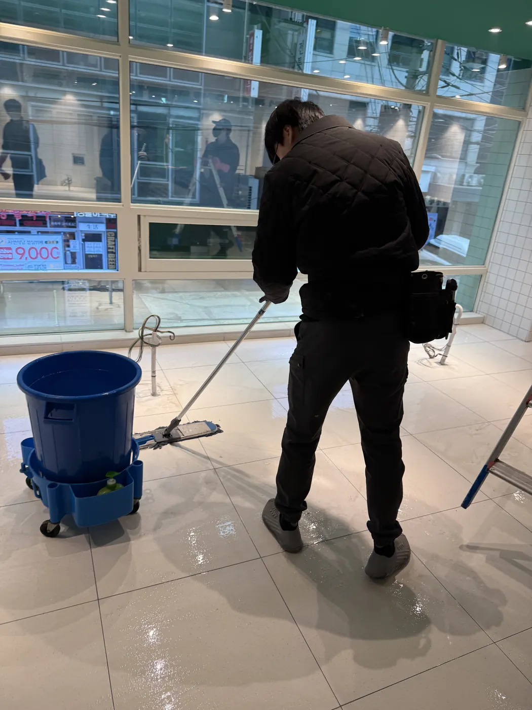 소담동 식당청소 시공 현장 — 바닥 마감 상태