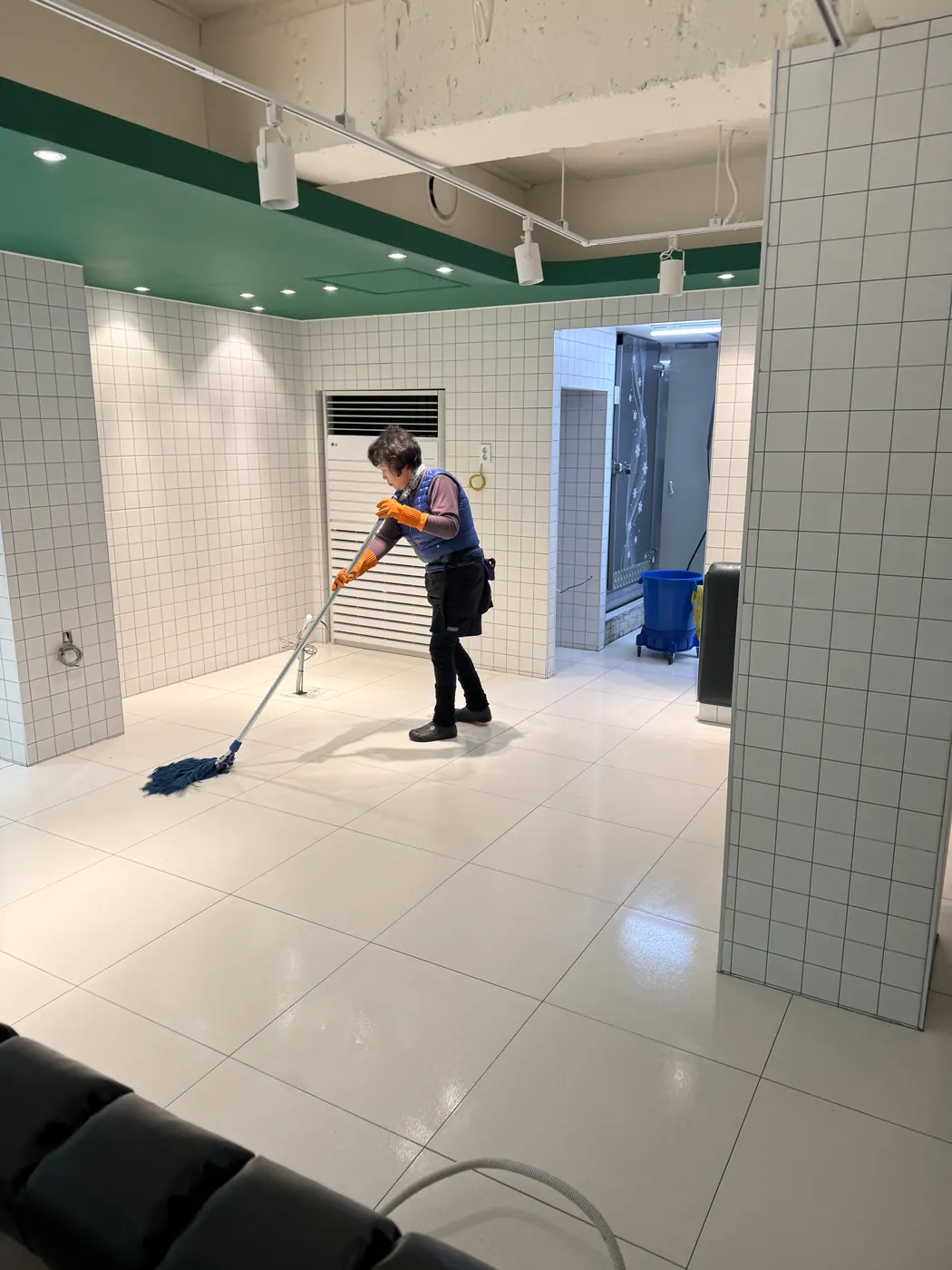 가람동 식당청소 시공 현장 — 바닥 마감 상태