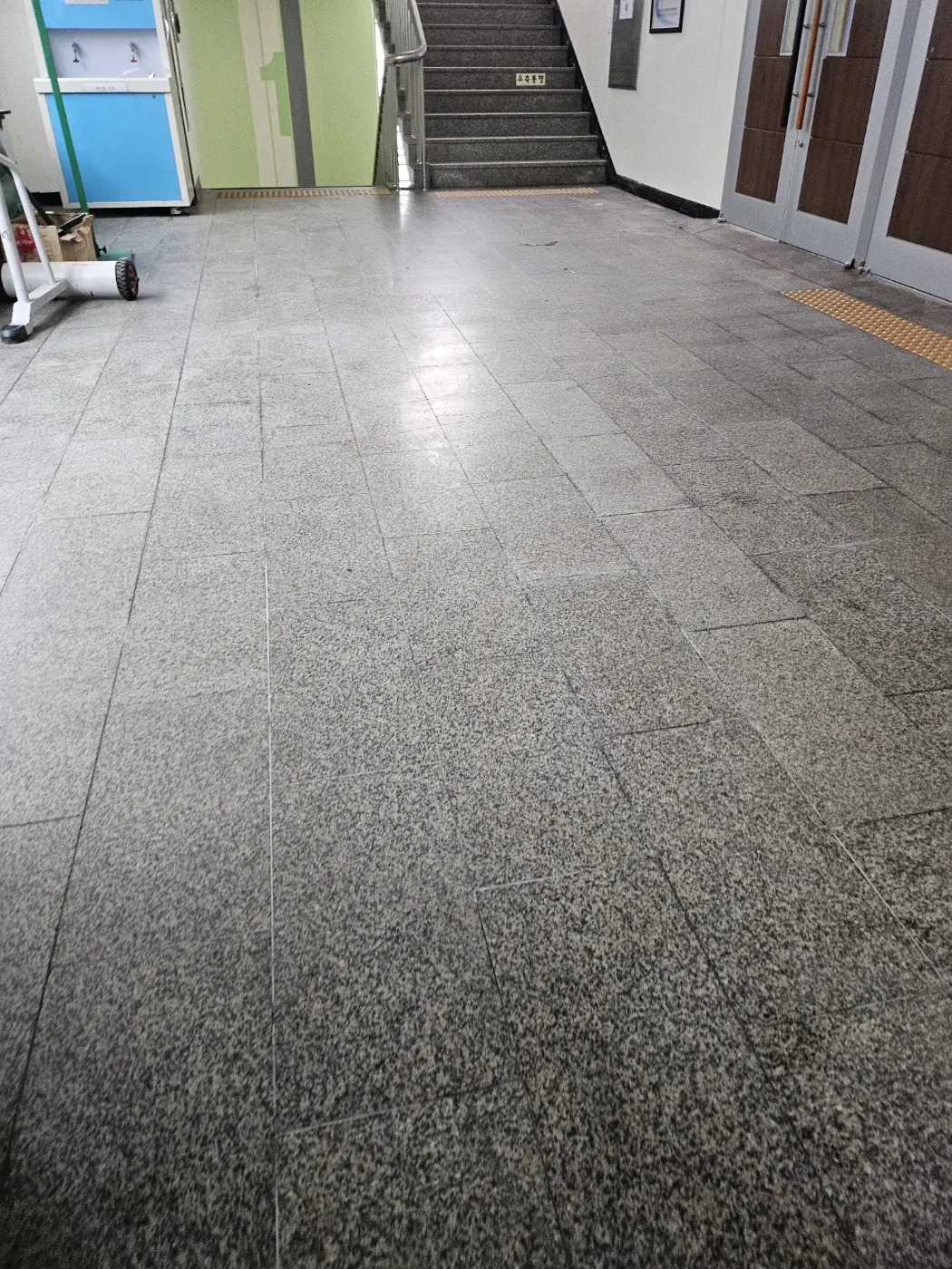 조치원읍 학교청소 시공 현장 — 통로 정리