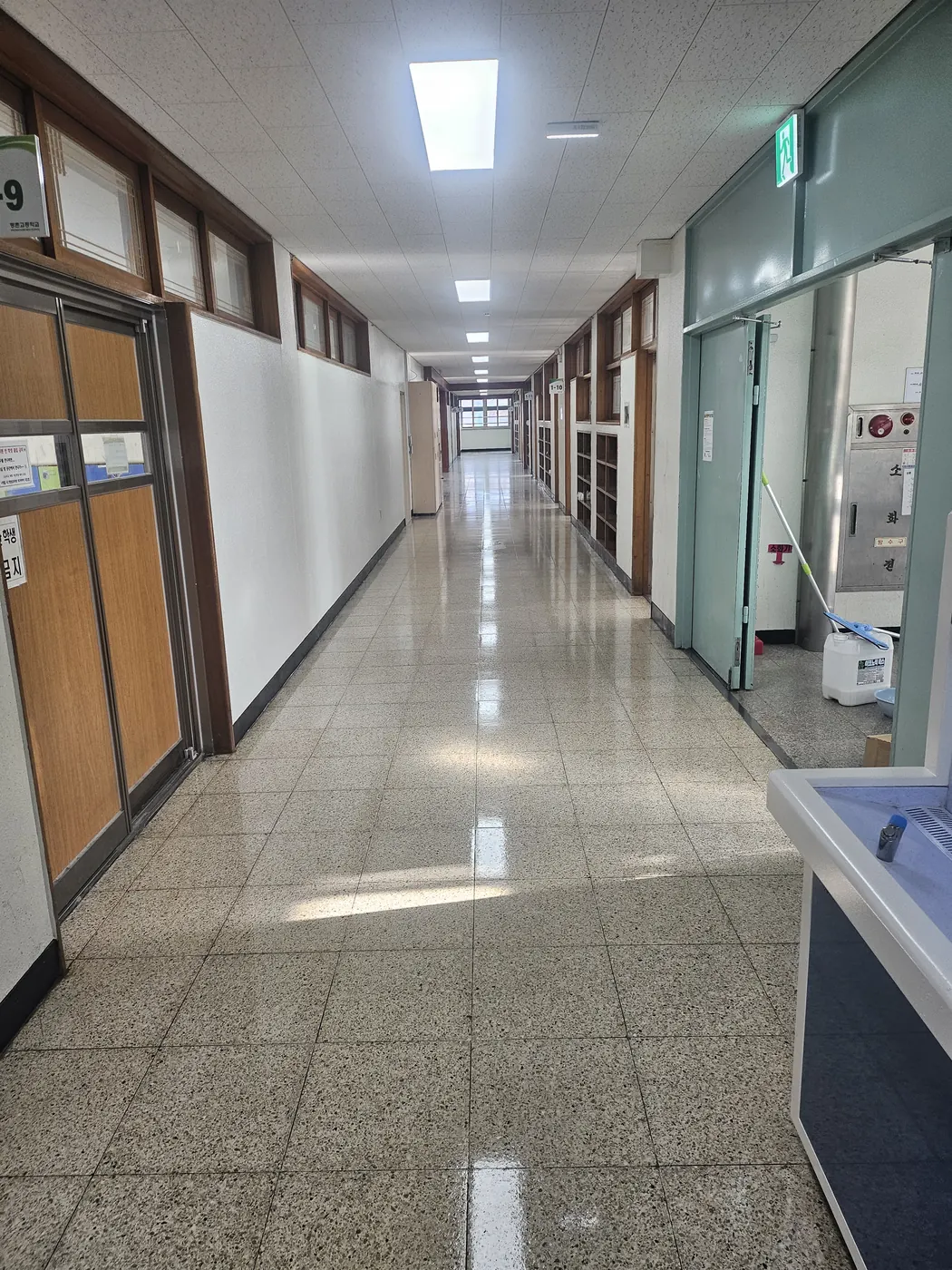 누리동 학교청소 시공 현장 — 통로 정리