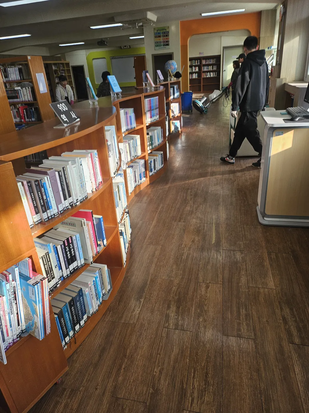 도서관 정리 — 소정면 학교청소 현장