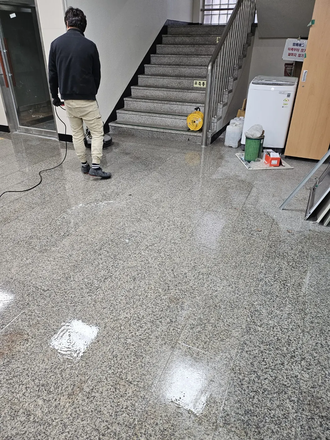 바닥 기계 세정 — 연서면 학교청소 현장