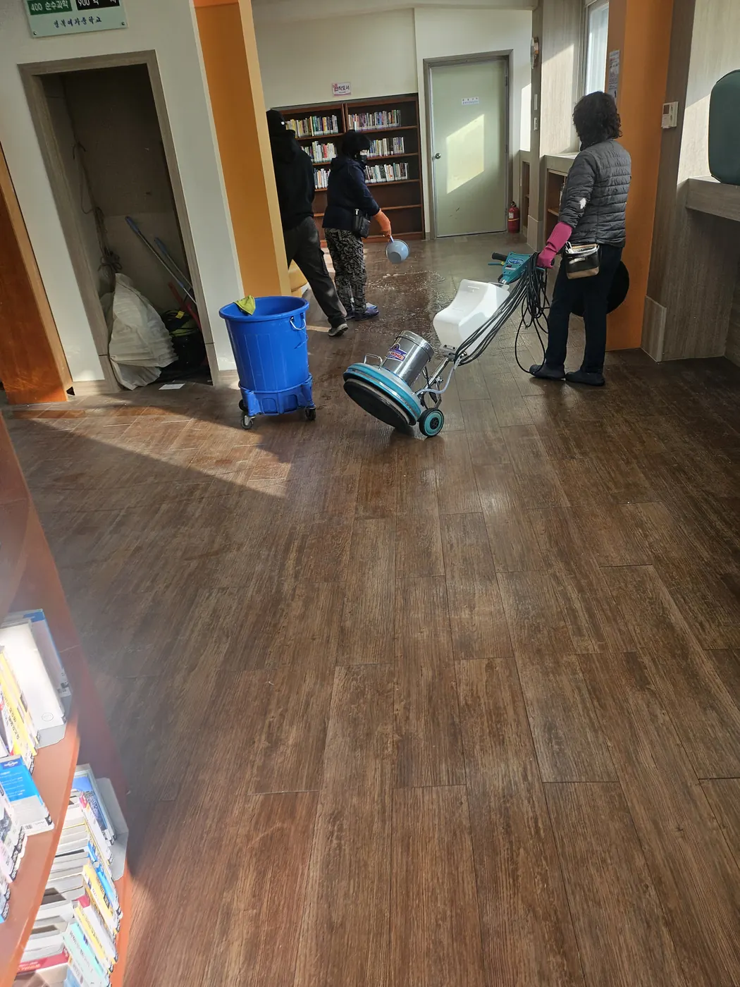바닥 기계 세정 — 어진동 학교청소 현장