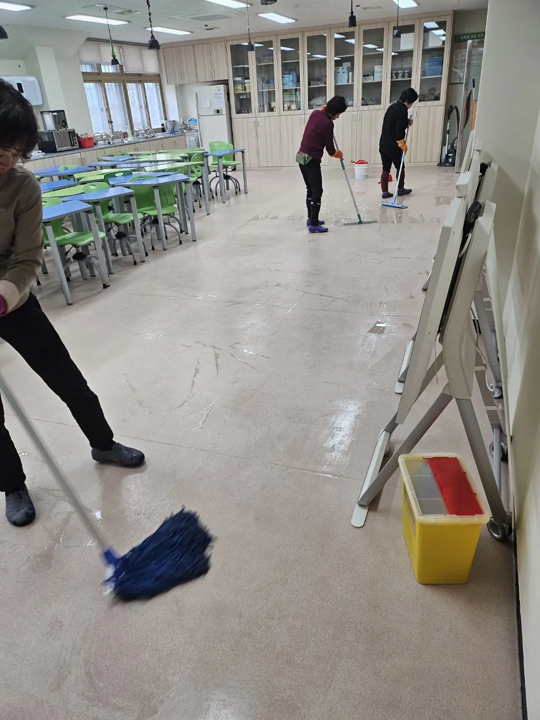 바닥 물걸레 마감 — 고운동 학교청소 현장