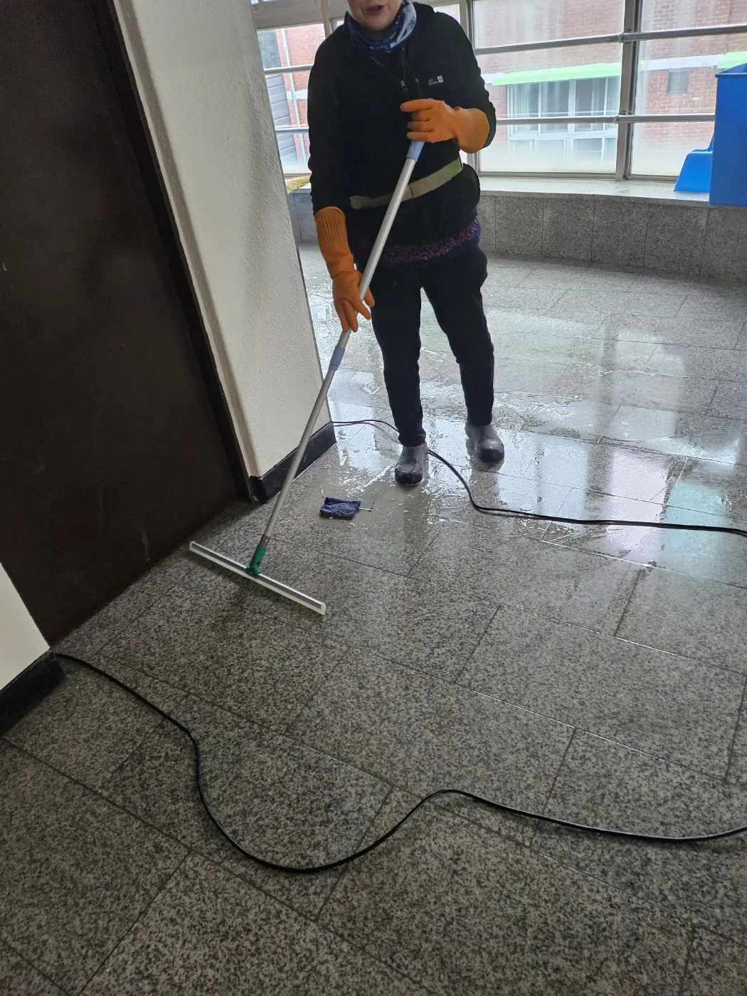 바닥 물걸레 마감 — 조치원읍 학교청소 현장